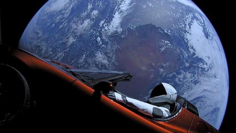 La Tesla Roadster S spaziale &egrave; in orbita da 3 anni [iper-chilometrata e fuori garanzia]