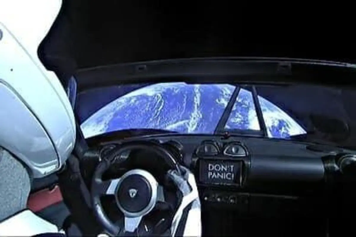 La Tesla Roadster S spaziale è in orbita da 3 anni [iper-chilometrata e fuori garanzia] (2)
