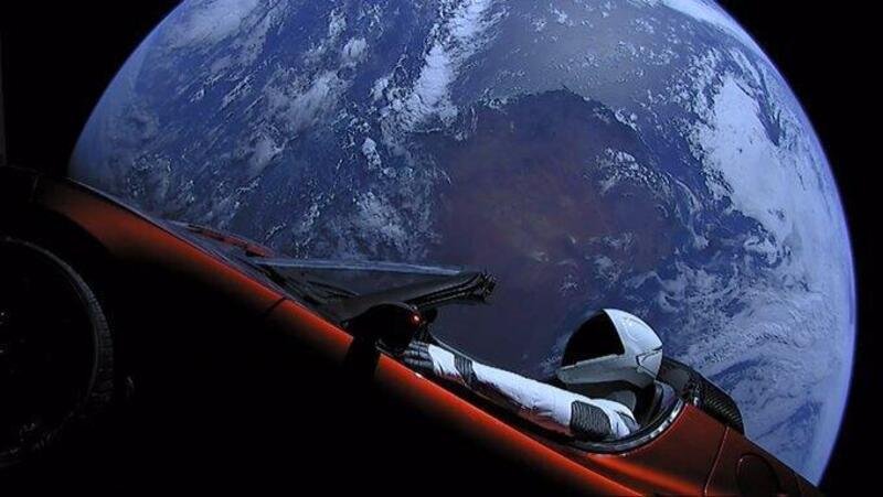 La Tesla Roadster con Starman al volante a 37 milioni di Km dalla terra [ammaccature ne abbiamo?]