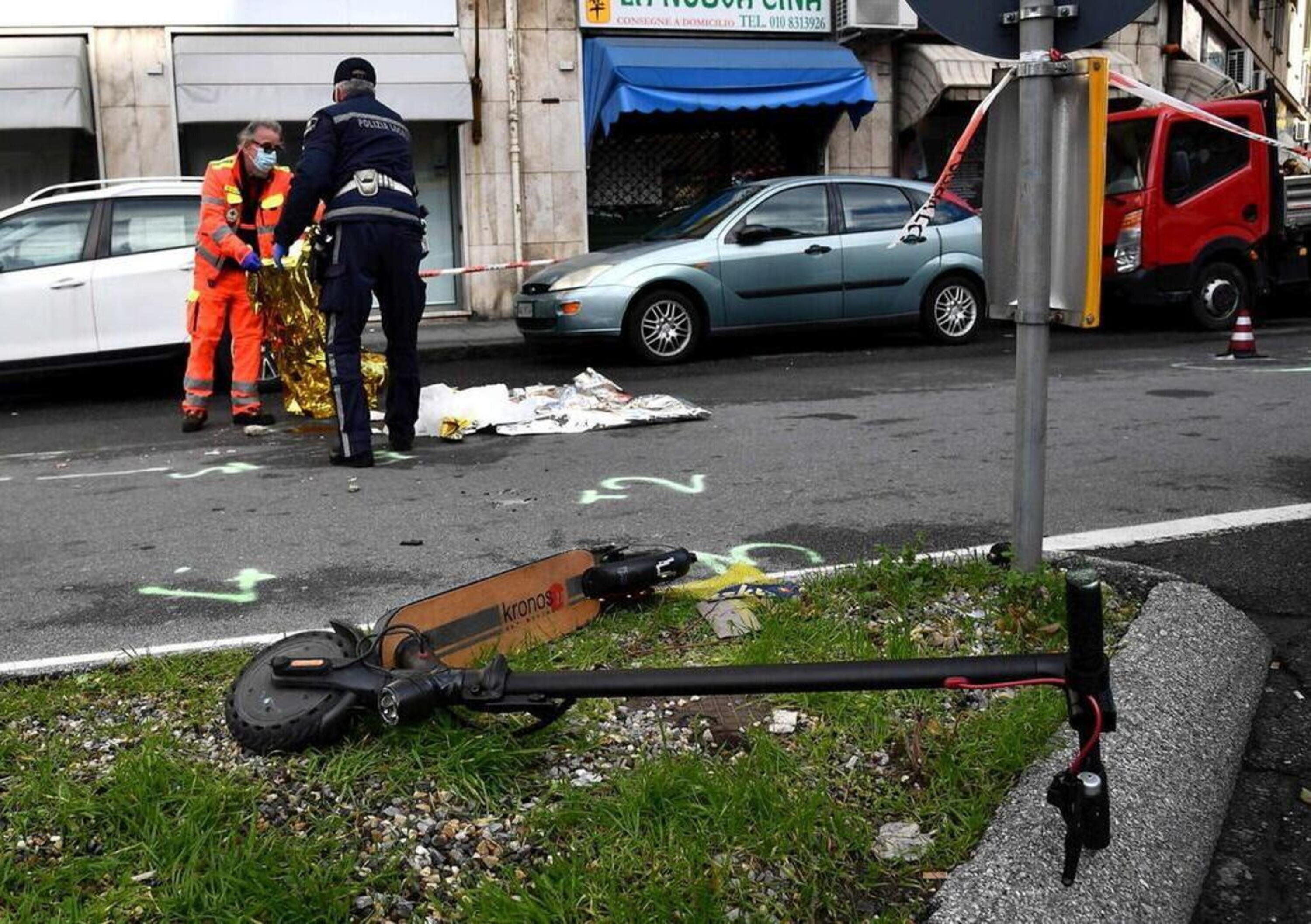 Travolta da un TIR mentre era in monopattino: muore mamma 34enne a Genova