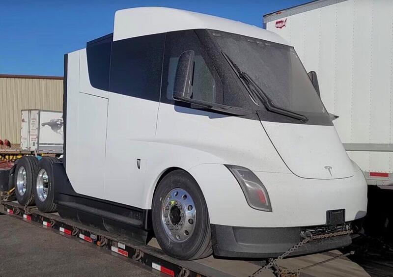 Camion semi elettrico Tesla, ecco il video dell&rsquo;ultimo prototipo 