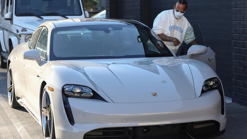 Lewis Hamilton firma con Mercedes, ma viaggia in Porsche (rigorosamente ecofriendly)