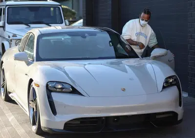Lewis Hamilton firma con Mercedes, ma viaggia in Porsche (rigorosamente ecofriendly)