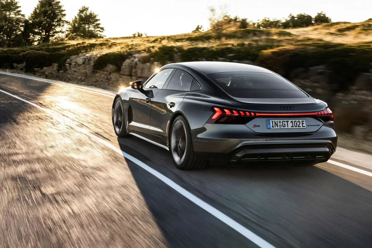 Audi e-tron GT, Il bolide elettrico promuove a pieni voti le batterie al posto dei cilindri [646CV, dinamica Top] (2)