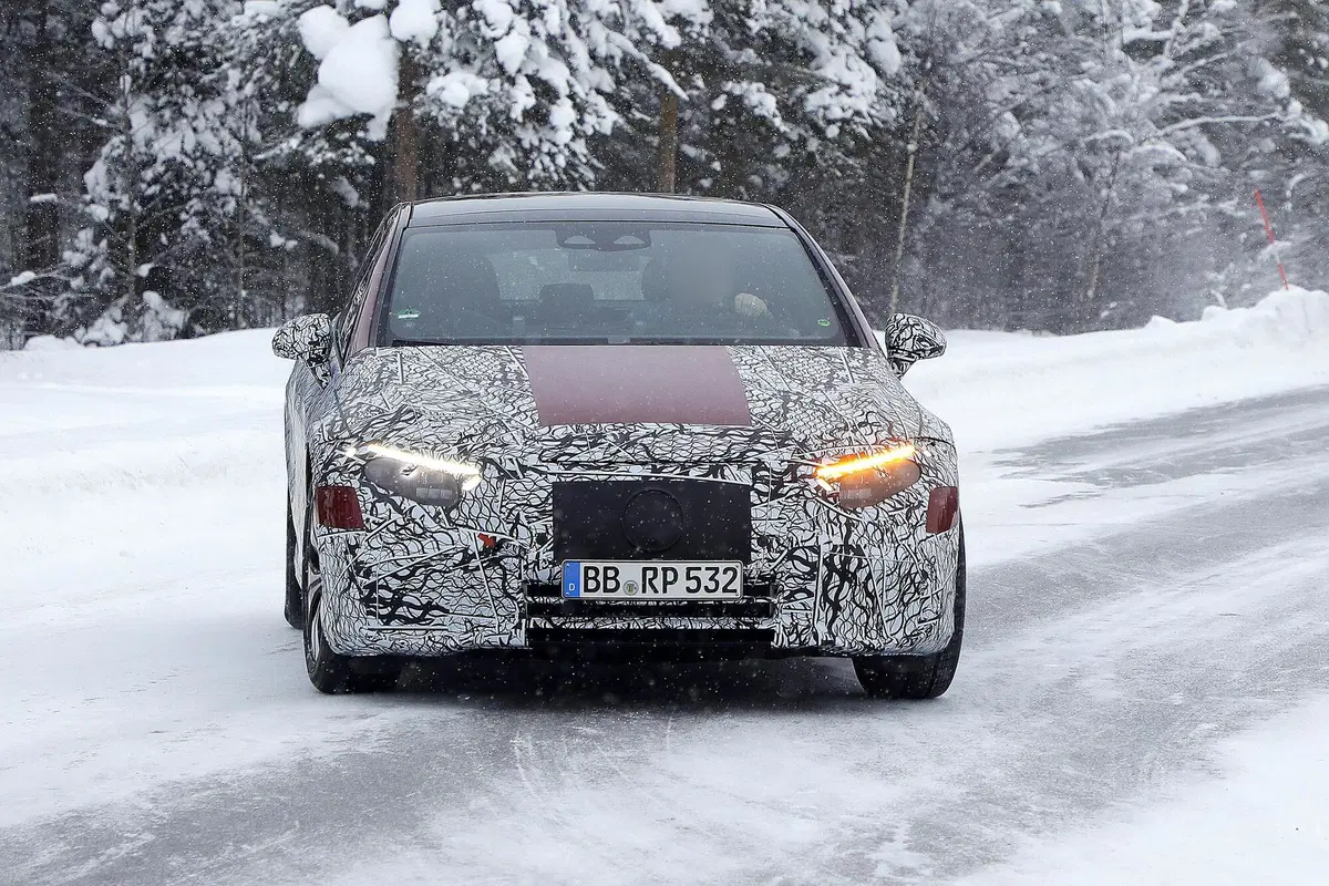 Mercedes EQS, le foto spia (2)