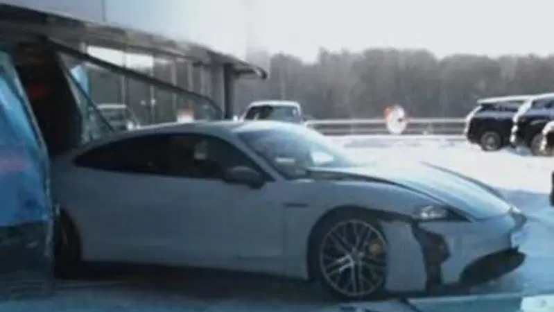 YouTuber russo si schianta contro la vetrina del concessionario con una Porsche Taycan Turbo S [VIDEO]