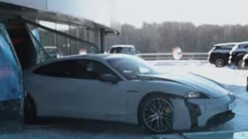 YouTuber russo si schianta contro la vetrina del concessionario con una Porsche Taycan Turbo S [VIDEO]