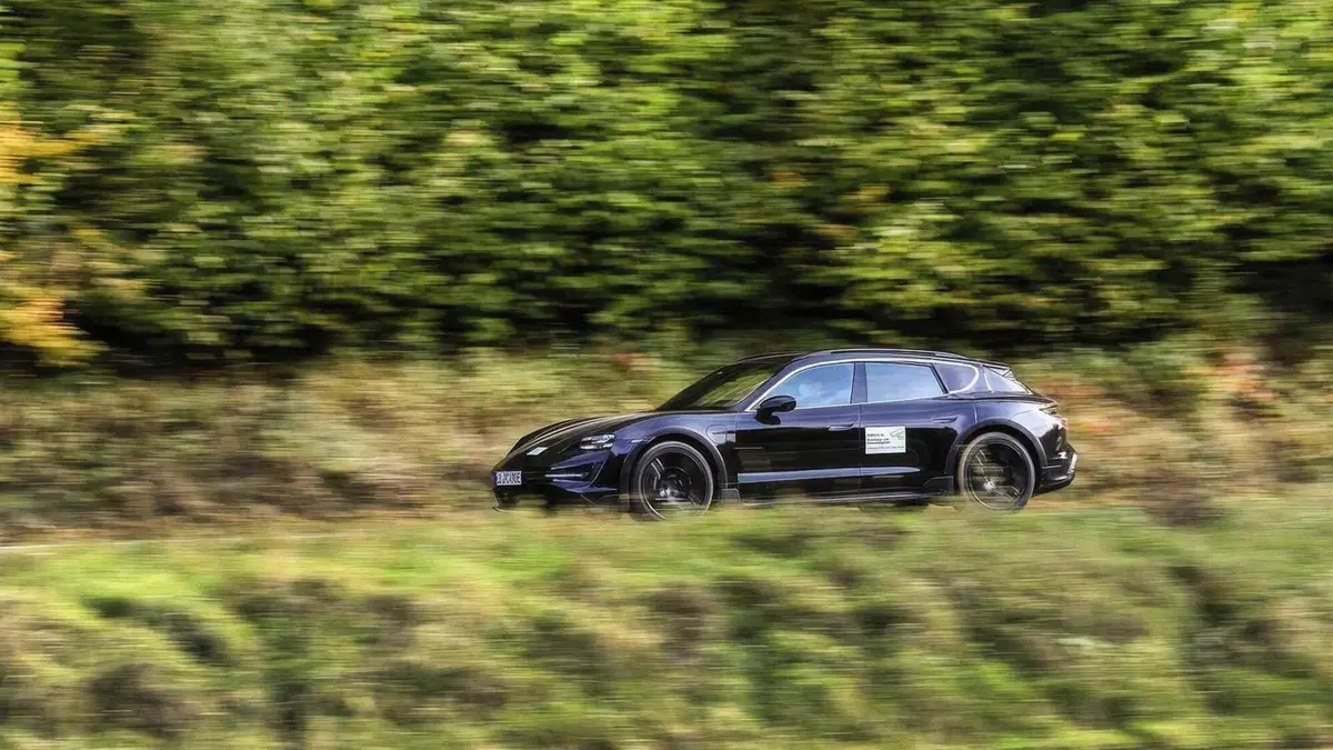 Porsche Taycan Cross Turismo, il teaser con Mark Webber (2)