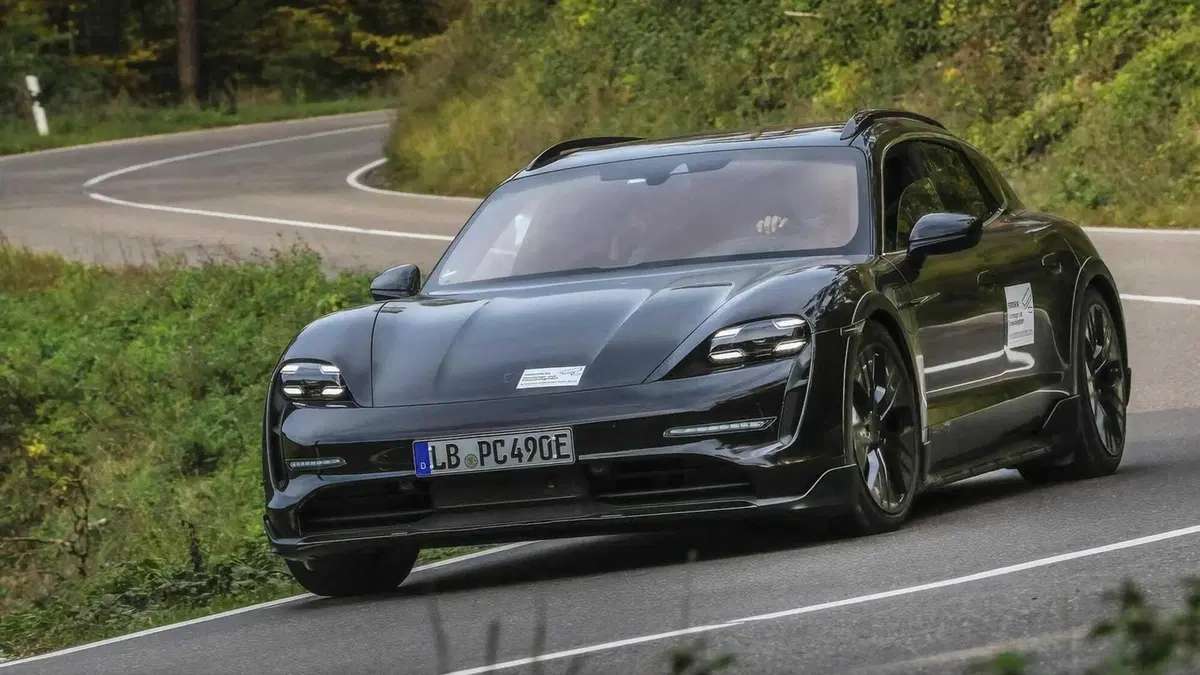 Porsche Taycan Cross Turismo, il teaser con Mark Webber (3)