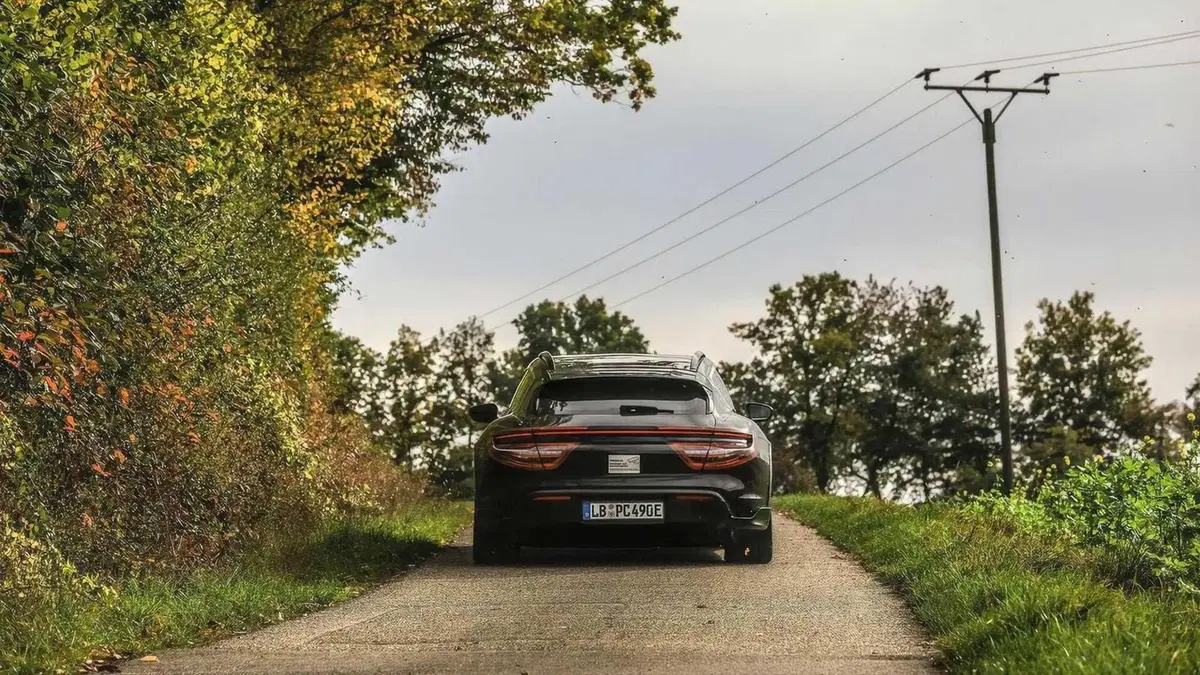 Porsche Taycan Cross Turismo, il teaser con Mark Webber (4)