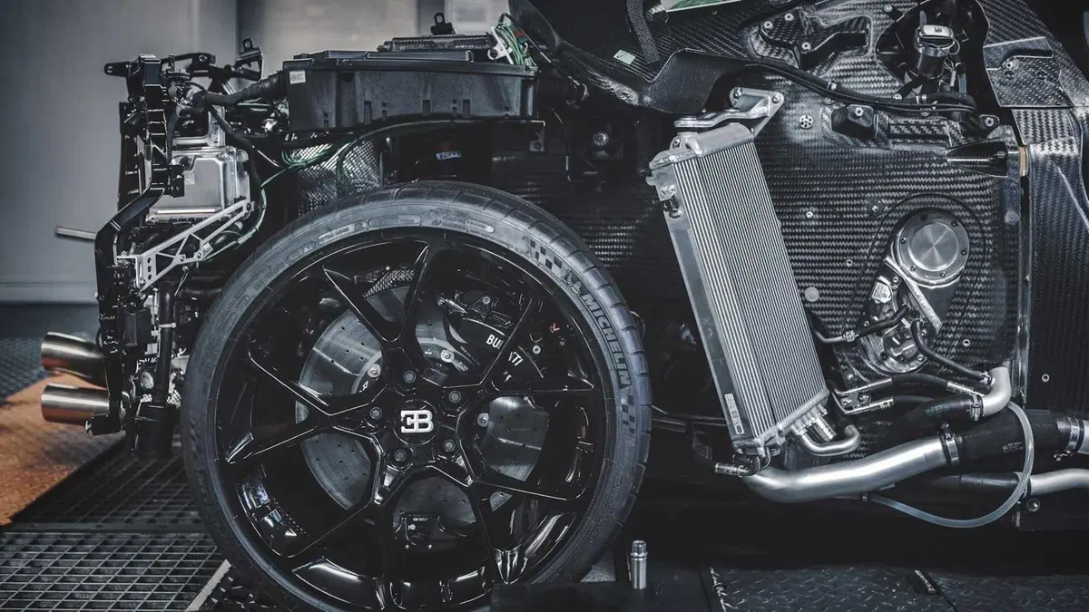 Bugatti Centodieci: ecco il prototipo senza veli (3)