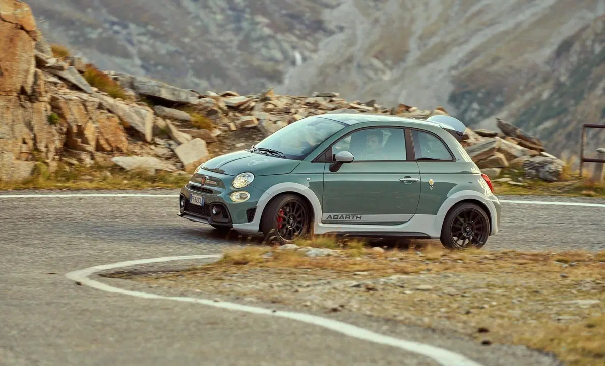 Abarth 695 1.4 t-jet Turismo 180cv auto (8)
