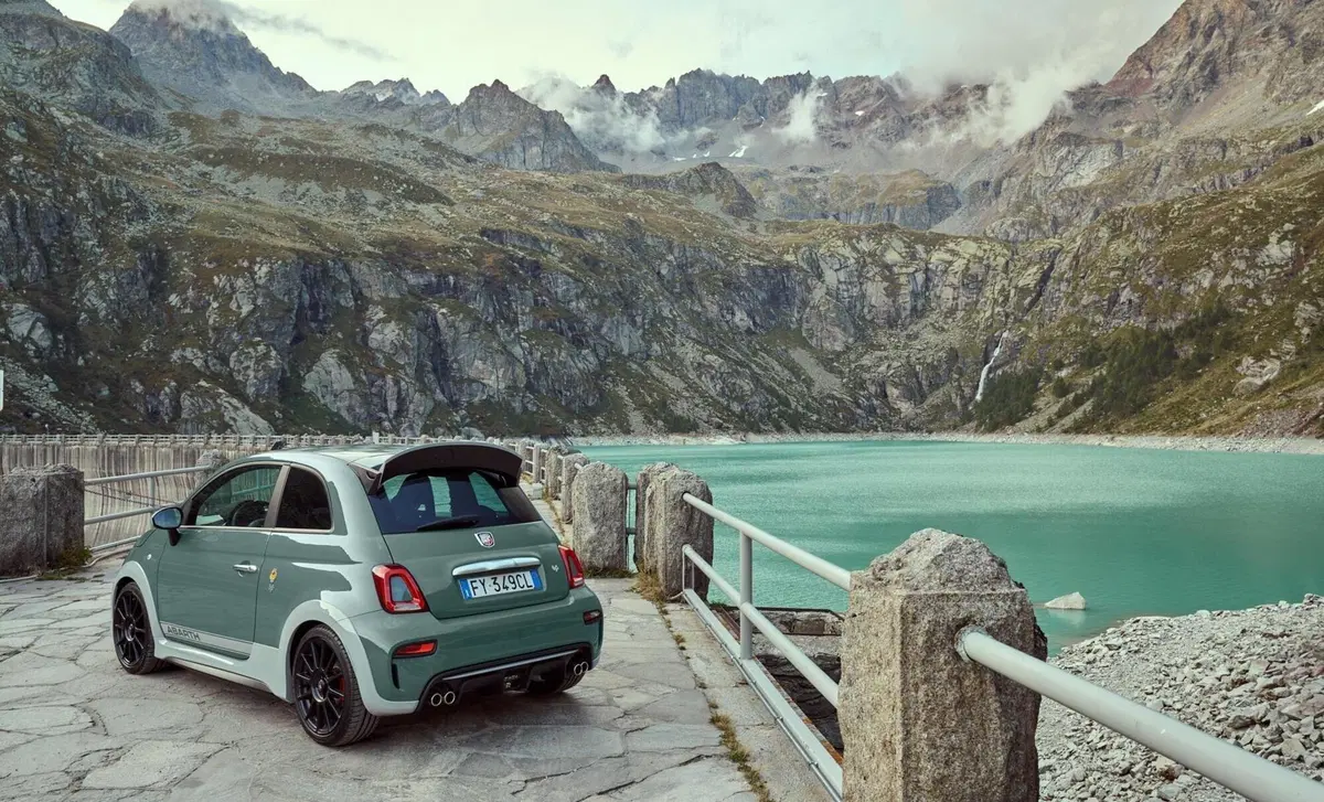 Abarth 695 1.4 t-jet Turismo 180cv auto (5)