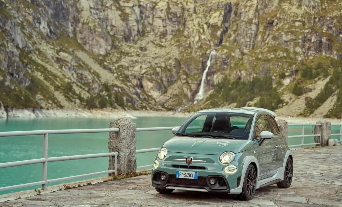 Abarth 695 1.4 t-jet Turismo 180cv auto (3)