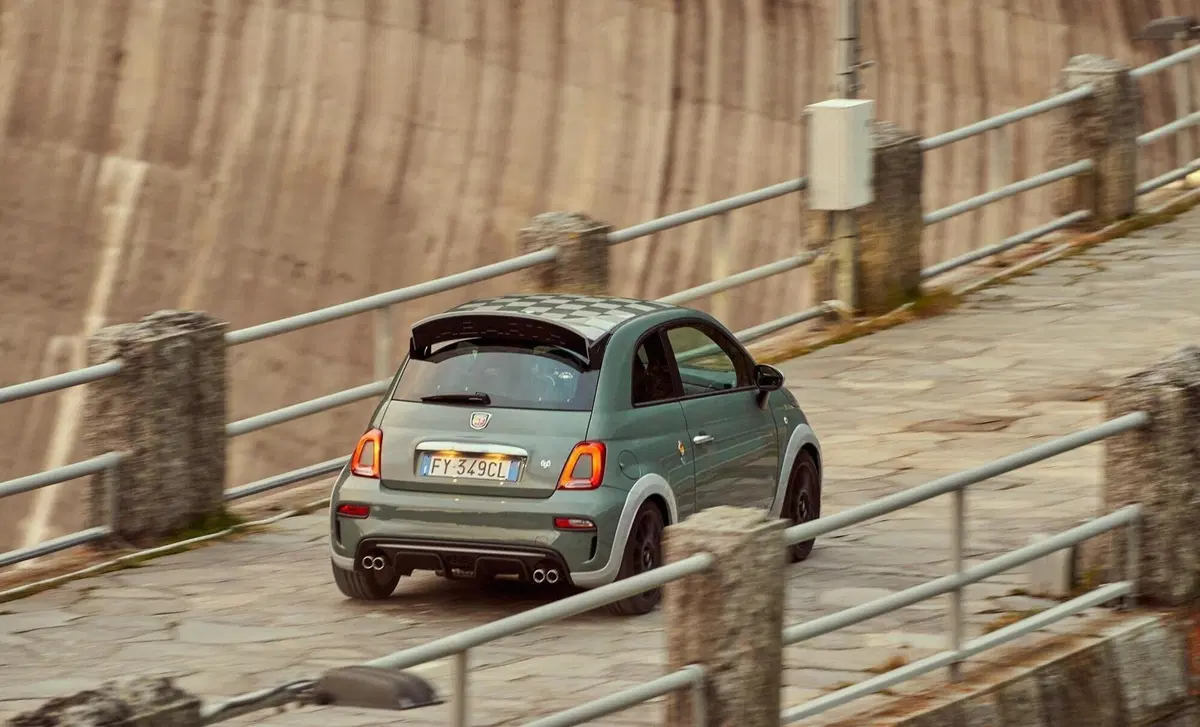 Abarth 695 1.4 t-jet Turismo 180cv auto (9)