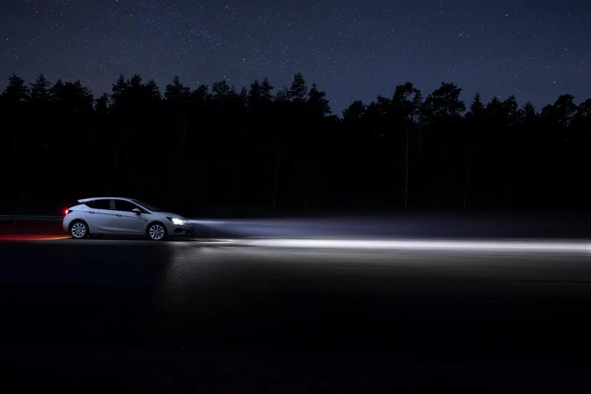Come “abbagliano” le nuove Opel 2021: prova IntelliLux Led Matrix [video]