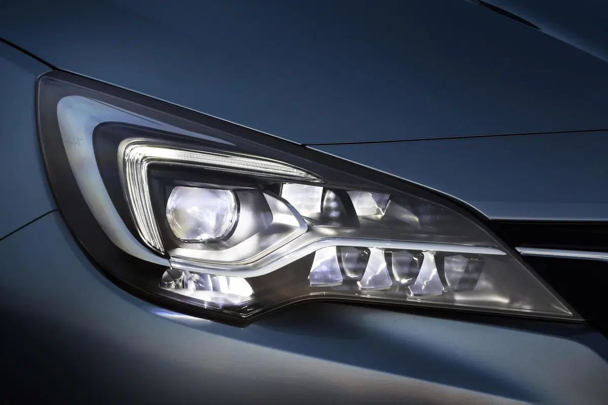 Come “abbagliano” le nuove Opel 2021: prova IntelliLux Led Matrix [video] (5)