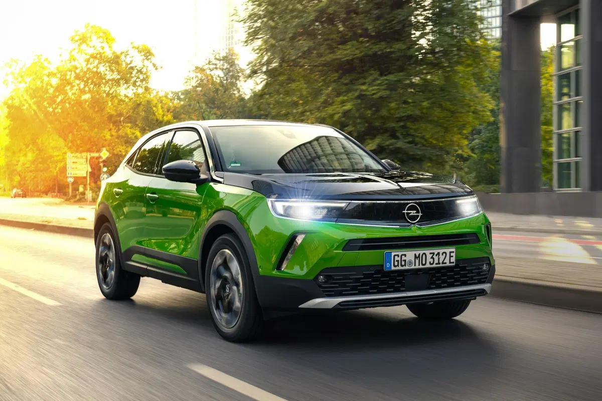 Come “abbagliano” le nuove Opel 2021: prova IntelliLux Led Matrix [video] (12)