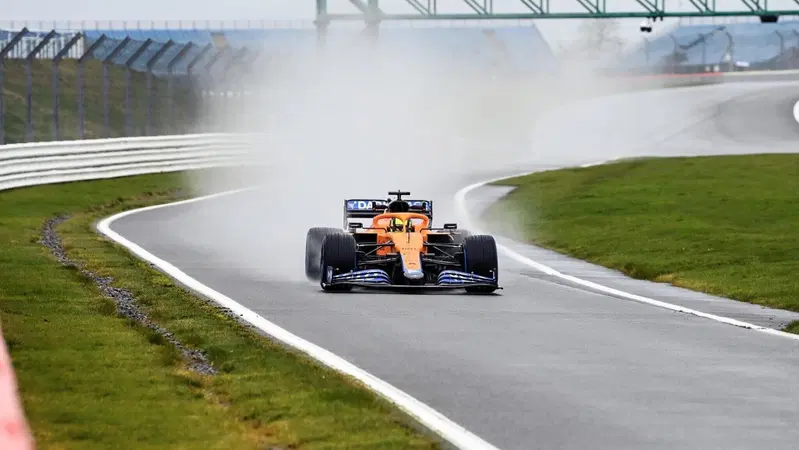 Formula 1: la McLaren MCL35M in pista a Silverstone per il filming day [Video]