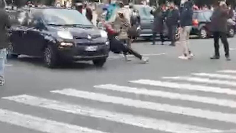 Ristoratori in piazza a Genova: automobilista forza il blocco e ne investe due [VIDEO CHOC]