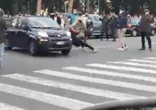 Ristoratori in piazza a Genova: automobilista forza il blocco e ne investe due [VIDEO CHOC]