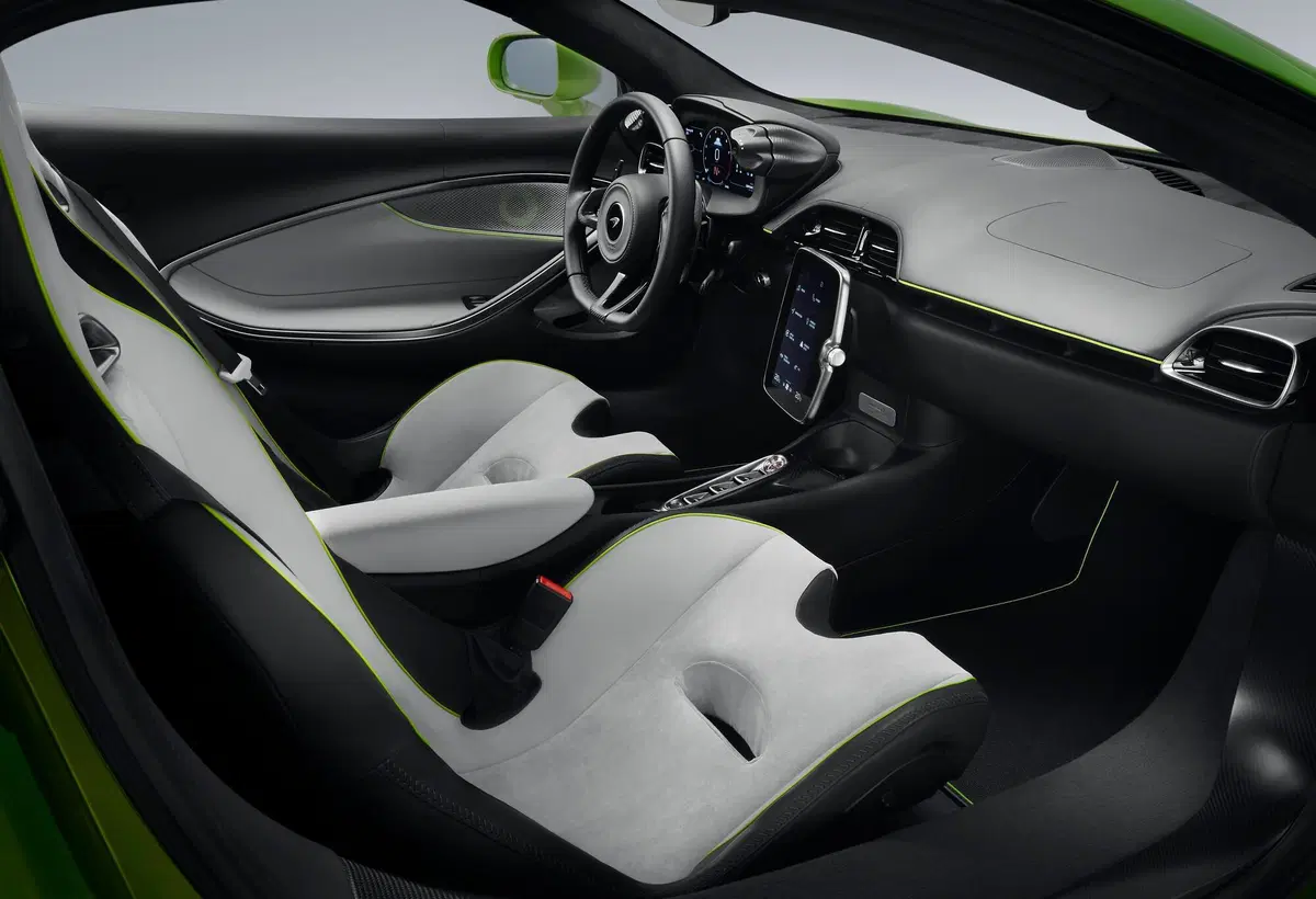 McLaren Artura, l'ibrida alla spina di Woking (12)