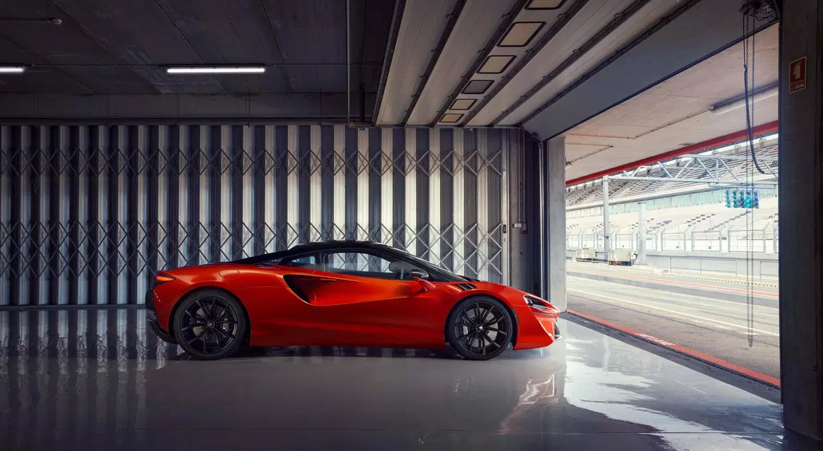 McLaren Artura, l'ibrida alla spina di Woking (2)