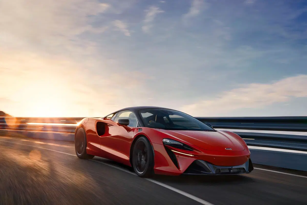 McLaren Artura, l'ibrida alla spina di Woking (4)
