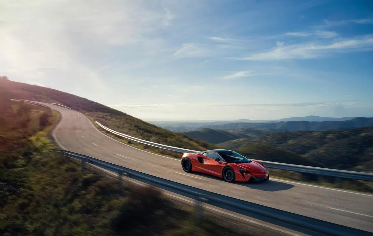 McLaren Artura, l'ibrida alla spina di Woking (5)