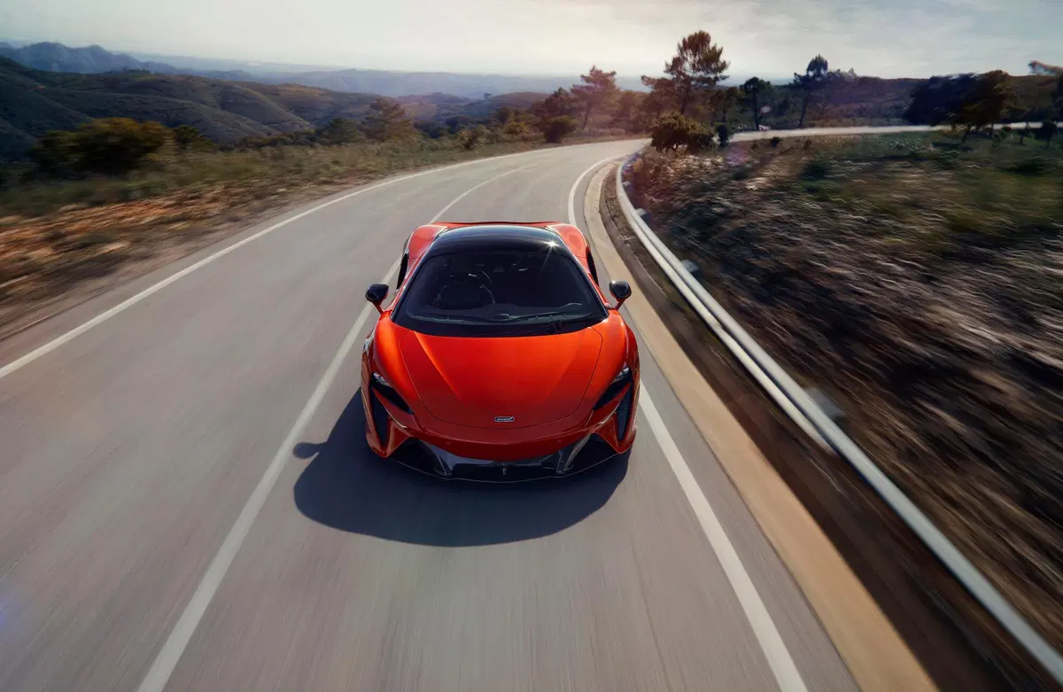McLaren Artura, l'ibrida alla spina di Woking (6)