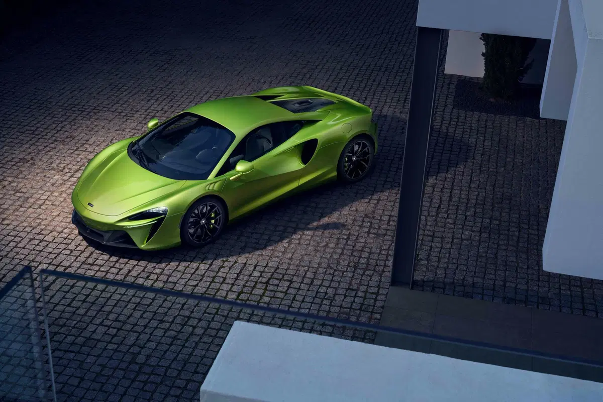 McLaren Artura, l'ibrida alla spina di Woking (8)
