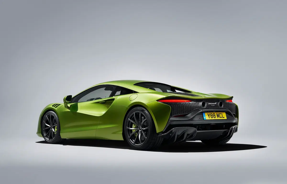 McLaren Artura, l'ibrida alla spina di Woking (9)