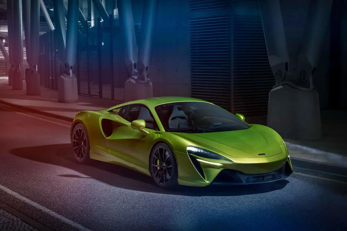 McLaren Artura, l'ibrida alla spina di Woking (10)
