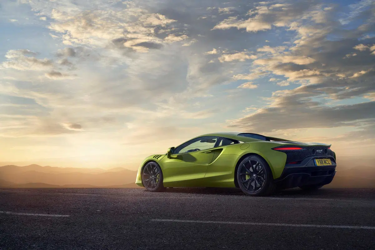 McLaren Artura, l'ibrida alla spina di Woking (13)