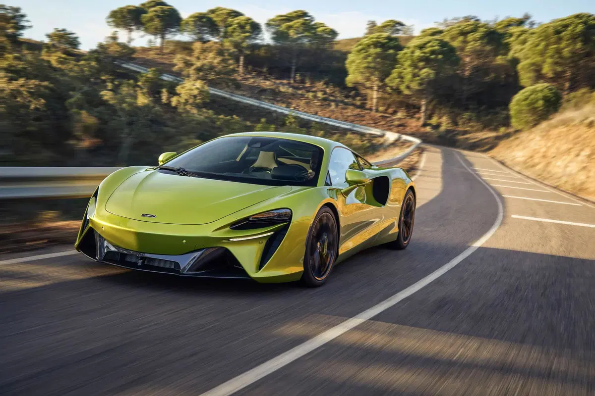 McLaren Artura, l'ibrida alla spina di Woking