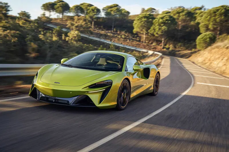 McLaren Artura, l'ibrida alla spina di Woking