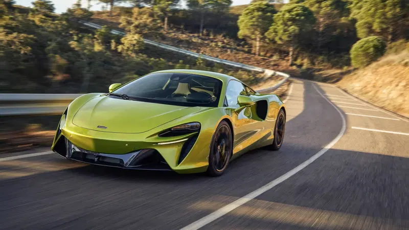 McLaren Artura, l'ibrida alla spina di Woking