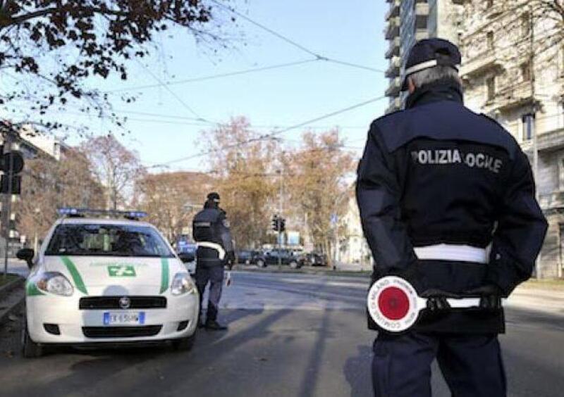 Quindicenne beccato al volante di una vecchia Lancia Lybra. Paga la mamma