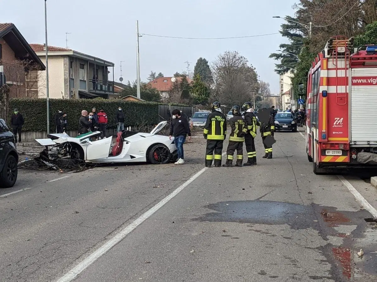 Schianto in Lamborghini a Rovellasca: due feriti, uno è grave [VIDEO] (5)