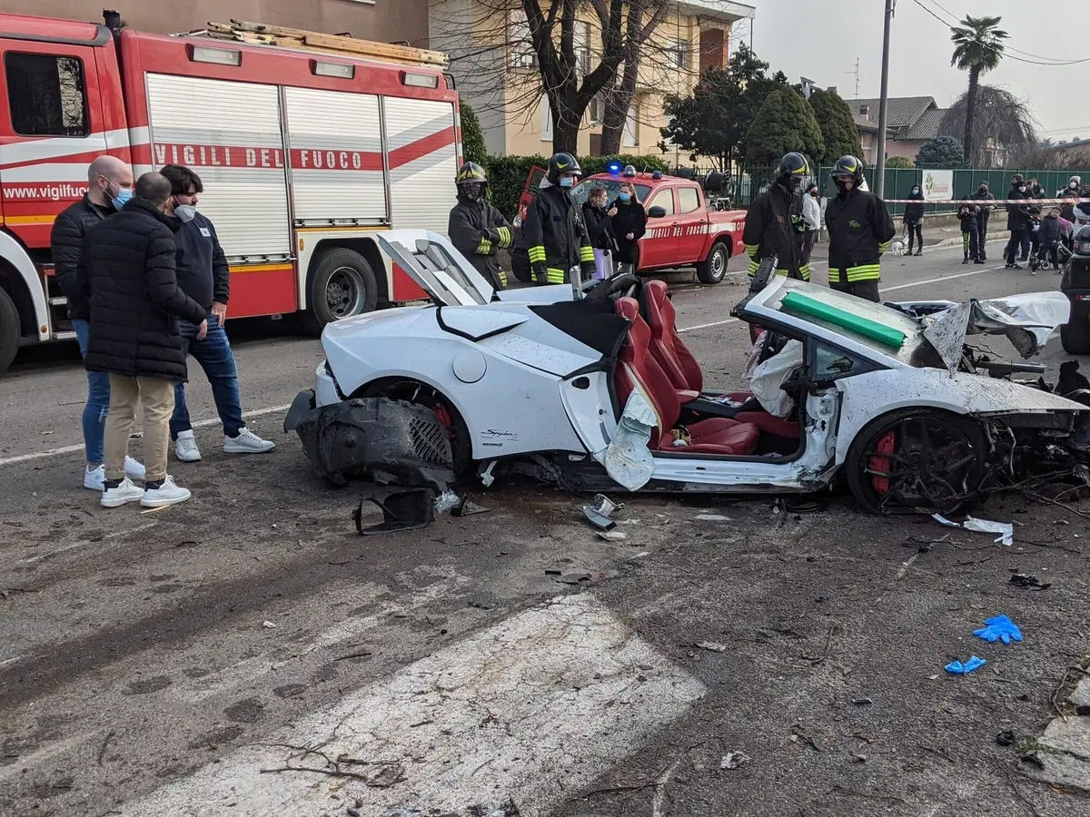 Schianto in Lamborghini a Rovellasca: due feriti, uno è grave [VIDEO] (2)
