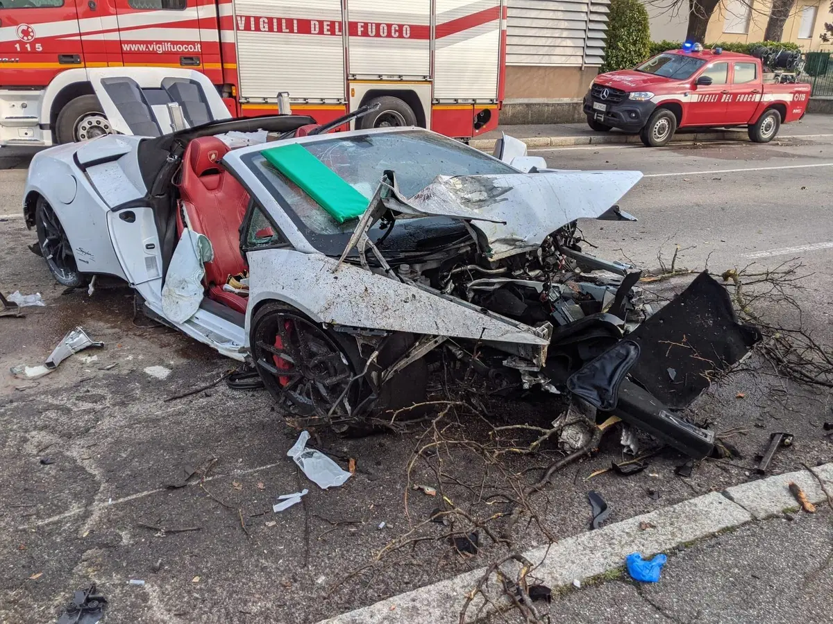 Schianto in Lamborghini a Rovellasca: due feriti, uno è grave [VIDEO]