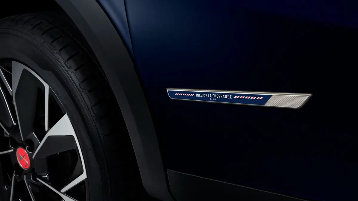 DS 3 Crossback, Ancor più ricercata: Inès de La Fressange [borsetta parigina inclusa] (4)