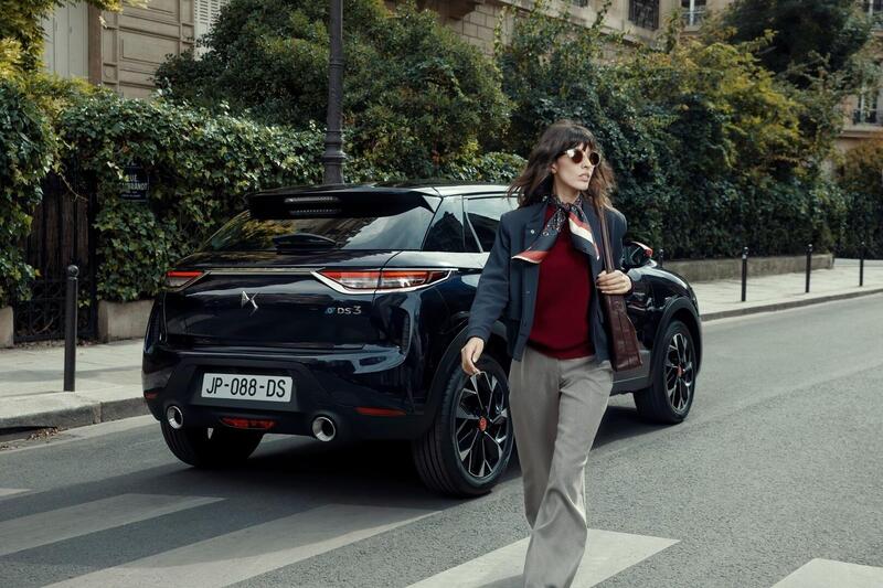 DS 3 Crossback, Ancor pi&ugrave; ricercata: In&egrave;s de La Fressange [borsetta parigina inclusa]