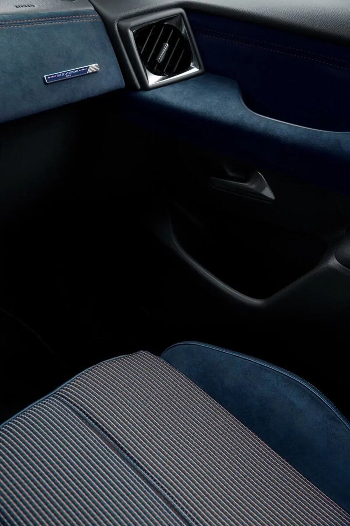 DS 3 Crossback, Ancor più ricercata: Inès de La Fressange [borsetta parigina inclusa] (14)