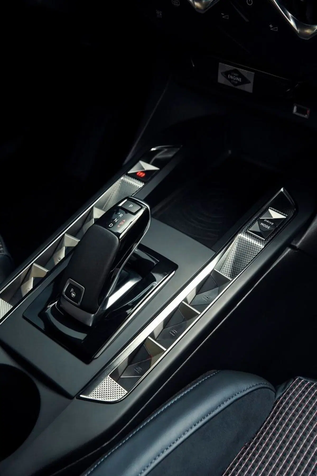 DS 3 Crossback, Ancor più ricercata: Inès de La Fressange [borsetta parigina inclusa] (27)