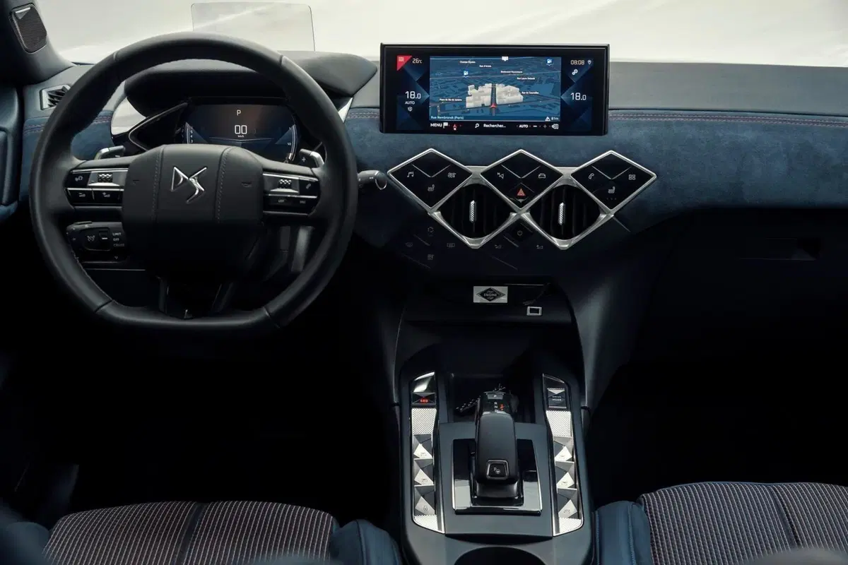 DS 3 Crossback, Ancor più ricercata: Inès de La Fressange [borsetta parigina inclusa] (16)