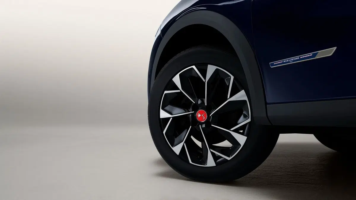 DS 3 Crossback, Ancor più ricercata: Inès de La Fressange [borsetta parigina inclusa] (28)