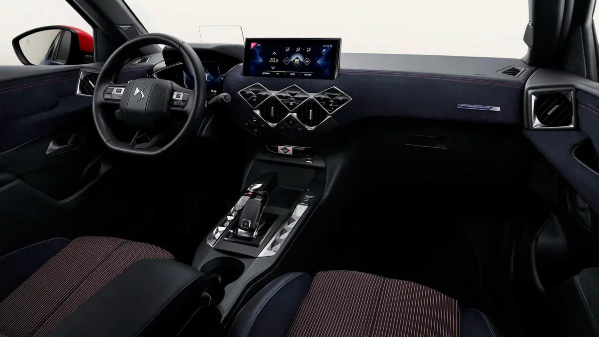DS 3 Crossback, Ancor più ricercata: Inès de La Fressange [borsetta parigina inclusa] (22)