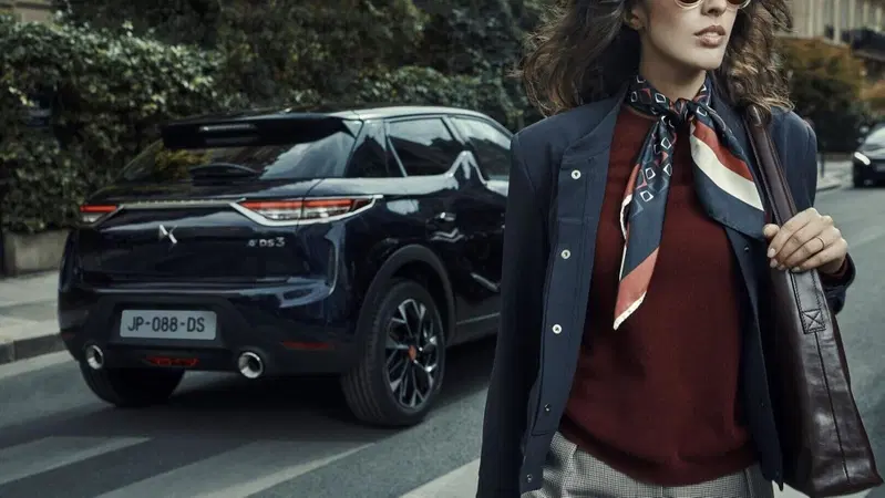 DS 3 Crossback, Ancor pi&ugrave; ricercata: In&egrave;s de La Fressange [borsetta parigina inclusa]