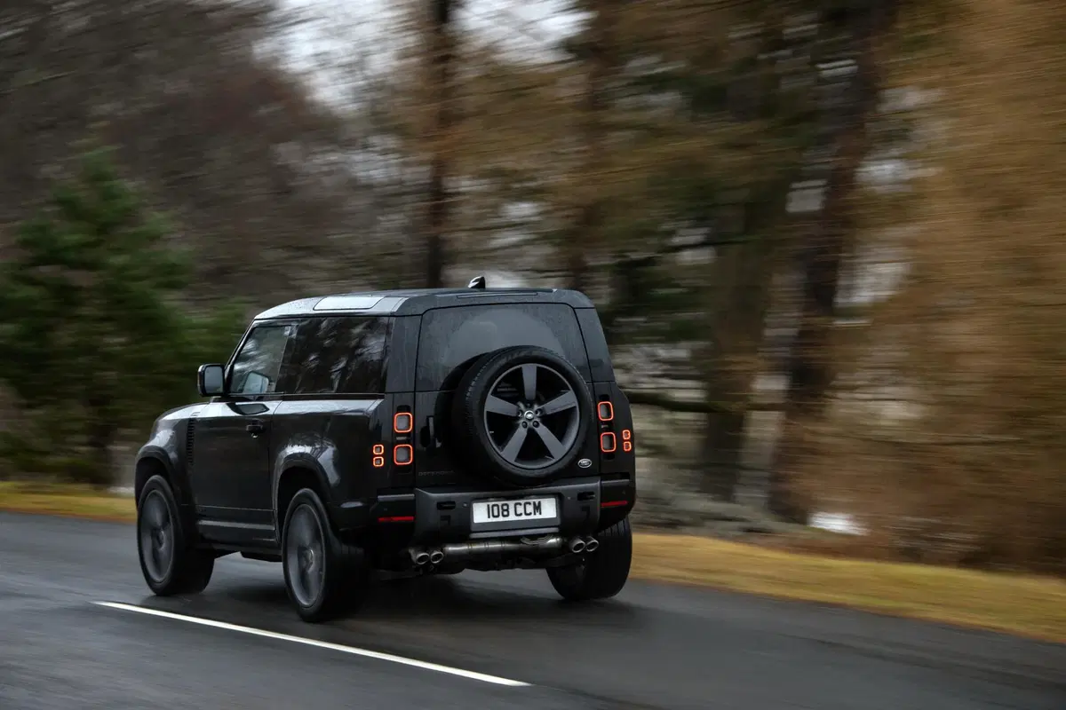 Nuova Land Rover Defender, con il V8 è la più potente di sempre (2)